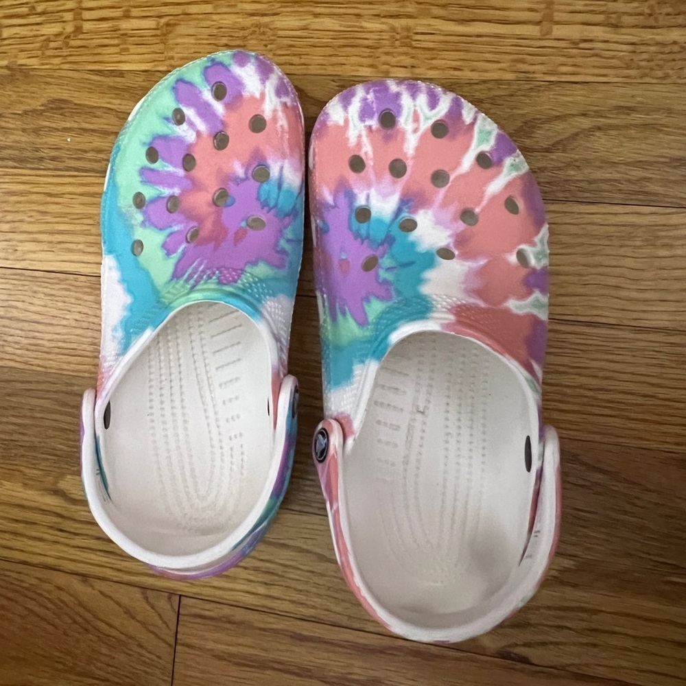 Women’s Pastel Tie Dye Crocs in Size 8